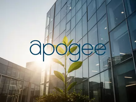 Moderne Glasfassade eines Bürogebäudes bei Sonnenaufgang als Symbol für wirtschaftliches Wachstum. - Foto: über boerse-global.de