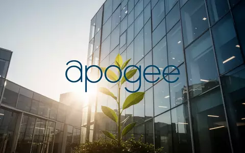 Moderne Glasfassade eines Bürogebäudes bei Sonnenaufgang als Symbol für wirtschaftliches Wachstum. - Foto: über boerse-global.de