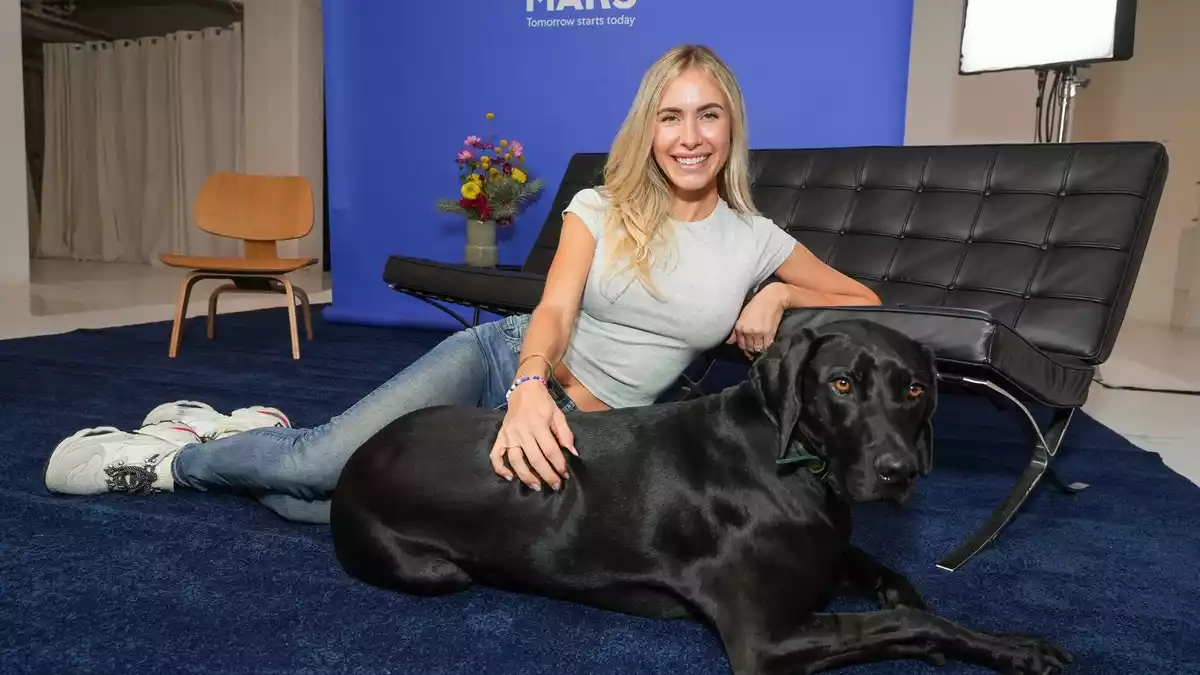 Gemeinsam gegen Vorurteile: Alena Gerber und Mars machen Mut zur Tieradoption - Bild: presseportal.de