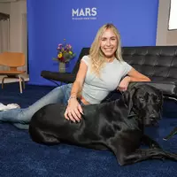 Gemeinsam gegen Vorurteile: Alena Gerber und Mars machen Mut zur Tieradoption - Foto: presseportal.de