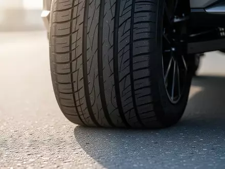 Nahaufnahme eines modernen Autoreifenprofils auf Asphalt bei natürlichem Tageslicht. - Foto: über boerse-global.de