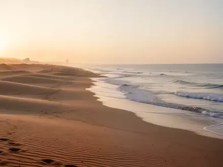 Ruhiger Sandstrand am Haeundae Beach bei Sonnenuntergang mit sanften Wellen und stimmungsvollem Abendlicht. - Foto: über boerse-global.de