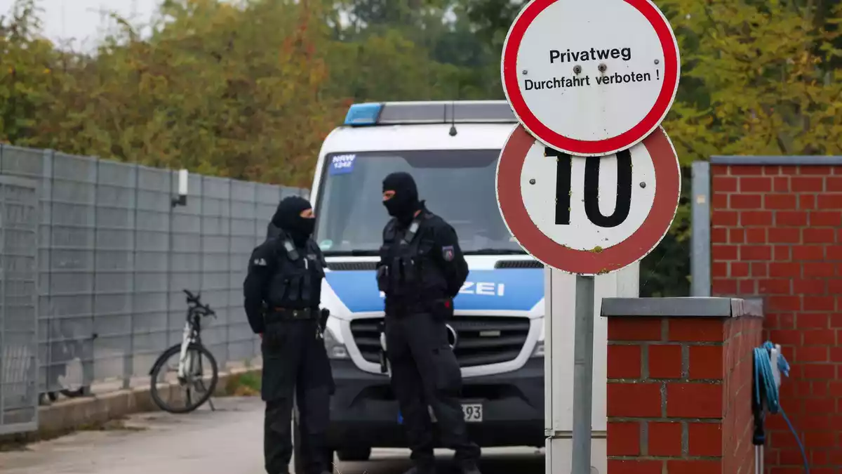 Die Polizei durchsuchte auch das Wohnhaus von Hanning in Nordrhein-Westfalen. - Bild: Christoph Reichwein/dpa