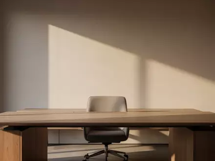 Ein minimalistisch gestalteter, leerer Schreibtisch in einem hellen, modernen Büro mit sanftem Tageslichteinfall. - Foto: über boerse-global.de