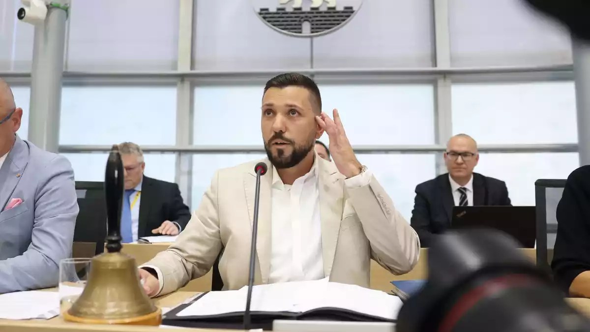 Der neugewählte Landtagspräsident Tobias Rausch (AfD) nimmt nach seiner Wahl vorn im Saal Platz. - Bild: Jan Woitas/dpa pool/dpa