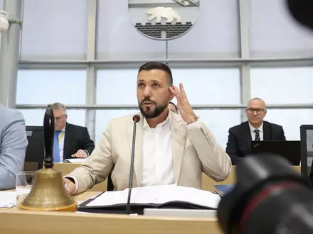 Der neugewählte Landtagspräsident Tobias Rausch (AfD) nimmt nach seiner Wahl vorn im Saal Platz. - Foto: Jan Woitas/dpa pool/dpa