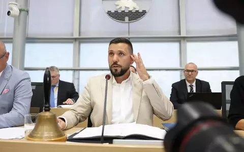 Der neugewählte Landtagspräsident Tobias Rausch (AfD) nimmt nach seiner Wahl vorn im Saal Platz. - Foto: Jan Woitas/dpa pool/dpa