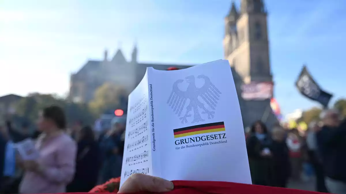Auf dem Domplatz direkt vor dem Landtag wurde das Grundgesetz verlesen. - Bild: Hendrik Schmidt/dpa