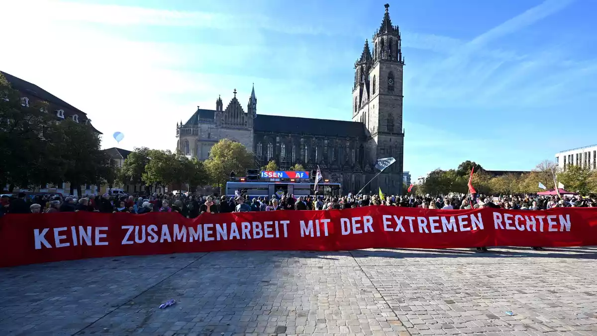 Vor dem Landtag gab es Protest. - Bild: Hendrik Schmidt/dpa