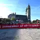 Vor dem Landtag gab es Protest. - Bild: Hendrik Schmidt/dpa