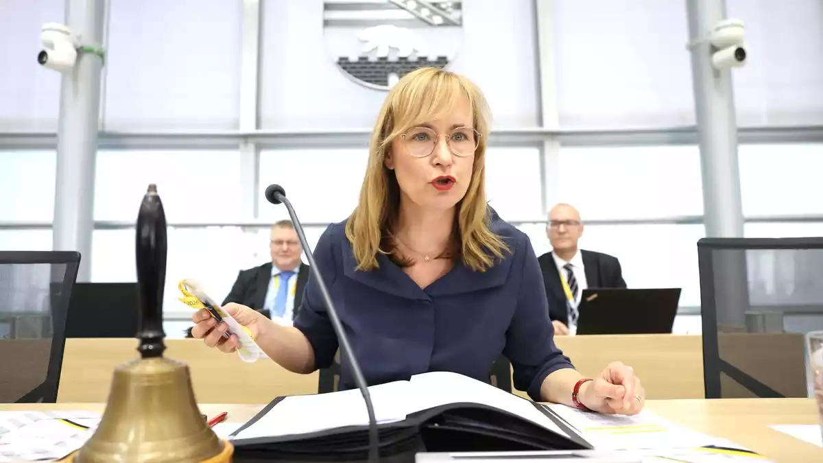 Eva von Angern von den Linken ist die Alterspräsidentin des Landtags von Sachsen-Anhalt. - Bild: Jan Woitas/dpa pool/dpa