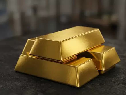 Mehrere glänzende Goldbarren auf einer dunklen, strukturierten Oberfläche in einer professionellen Umgebung. - Foto: über boerse-global.de