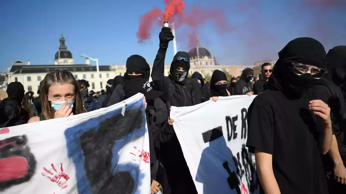 In vielen französischen Großstädten formierten sich Protestzüge. - Bild: Olivier Chassignole/AFP/dpa