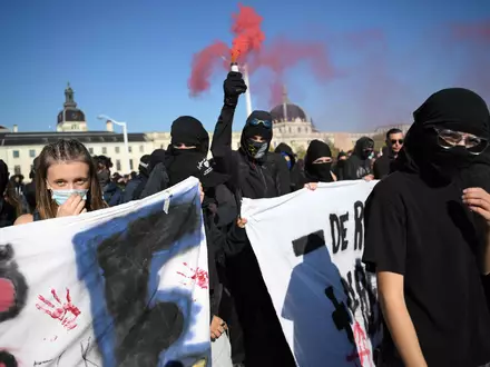 In vielen französischen Großstädten formierten sich Protestzüge. - Foto: Olivier Chassignole/AFP/dpa