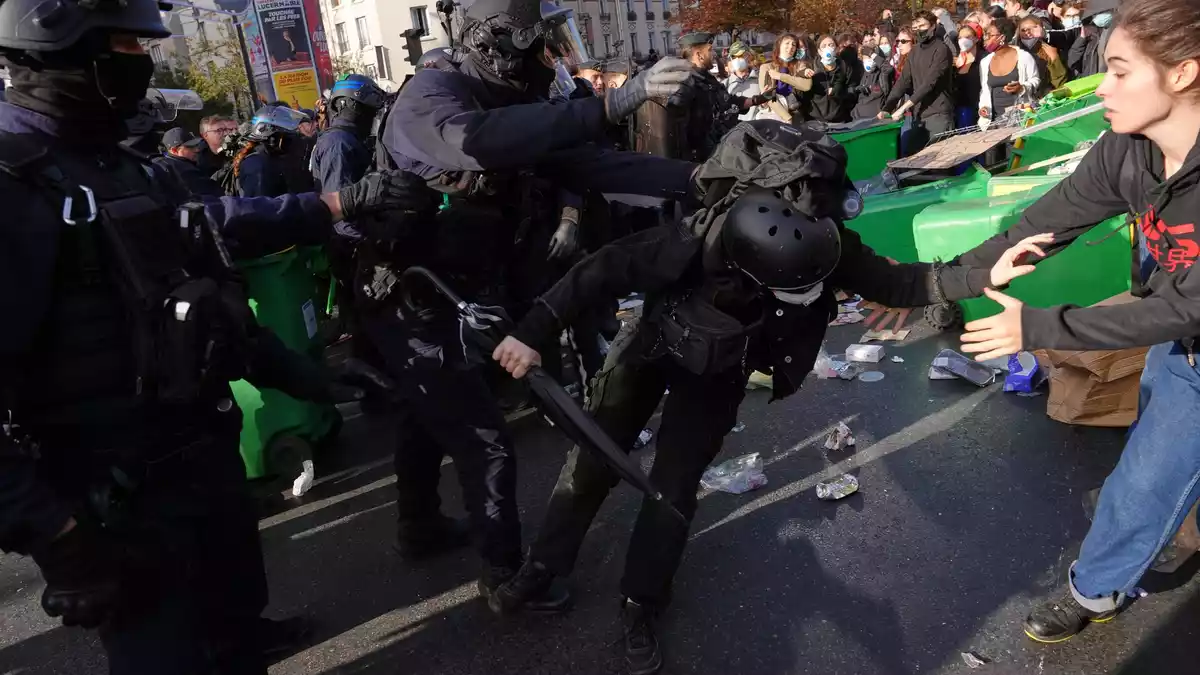 Die Polizei hat angesichts der Proteste ein Großaufgebot mobilisiert. - Bild: Aurelien Morissard/AP/dpa