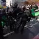 Die Polizei hat angesichts der Proteste ein Großaufgebot mobilisiert. - Bild: Aurelien Morissard/AP/dpa