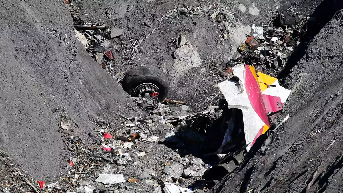 Den Ermittlungen zufolge steuerte der Co-Pilot das Passagierflugzeug mit 150 Menschen an Bord absichtlich gegen einen Berg. (Archivbild) - Bild: Sebastien Nogier/epa/dpa