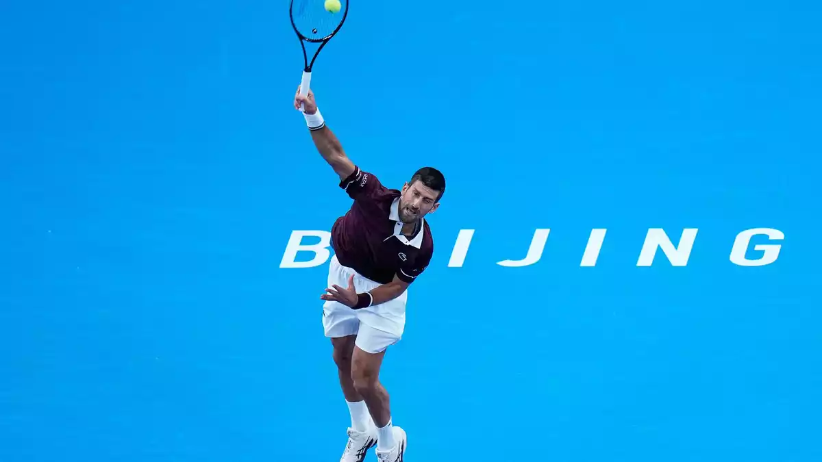 Novak Djokovic gewinnt das Finale in Peking. - Bild: Andy Wong/AP/dpa