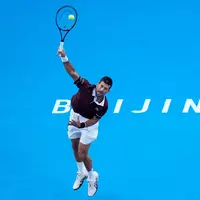 Novak Djokovic gewinnt das Finale in Peking. - Foto: Andy Wong/AP/dpa