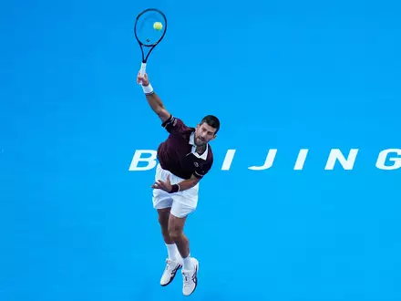 Novak Djokovic gewinnt das Finale in Peking. - Foto: Andy Wong/AP/dpa