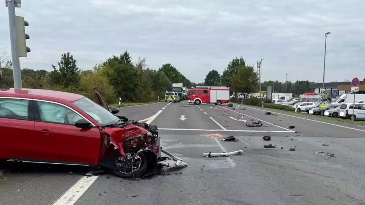 POL-MI: Lkw-Fahrer flüchtet nach schwerem Unfall - Bild: presseportal.de
