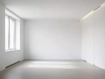 Ein minimalistischer, leerer Praxisraum mit hellem, einfallendem Tageslicht und klaren architektonischen Linien. - Foto: über boerse-global.de