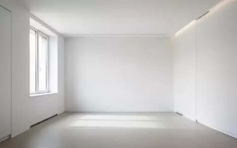 Ein minimalistischer, leerer Praxisraum mit hellem, einfallendem Tageslicht und klaren architektonischen Linien. - Foto: über boerse-global.de