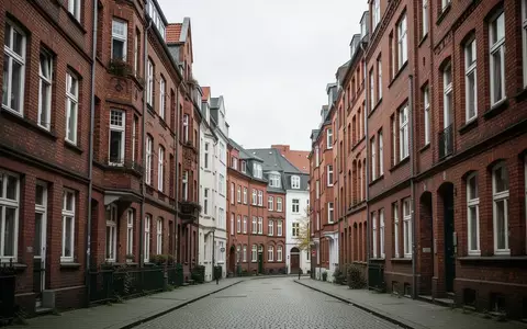 Eine ruhige Wohnstraße mit Backsteingebäuden in einem Hamburger Stadtteil bei Tageslicht. - Foto: über boerse-global.de
