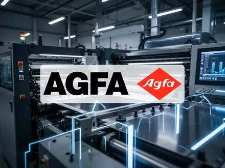 Moderne industrielle Digitaldruckmaschinen in einer hellen Fabrikumgebung als Symbol für technologische Transformation. - Foto: über boerse-global.de