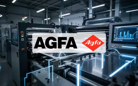 Moderne industrielle Digitaldruckmaschinen in einer hellen Fabrikumgebung als Symbol für technologische Transformation. - Foto: über boerse-global.de