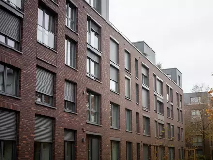 Fassade eines Frankfurter Wohnhauses an einem grauen Herbsttag. - Foto: über boerse-global.de
