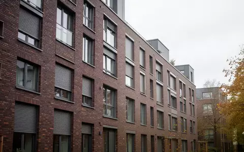 Fassade eines Frankfurter Wohnhauses an einem grauen Herbsttag. - Foto: über boerse-global.de