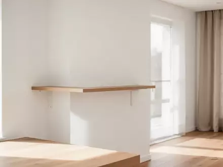 Ein minimalistischer, heller Wohnraum mit einem leeren Holzregal an einer weißen Wand, der Ordnung und Struktur symbolisiert. - Foto: über boerse-global.de