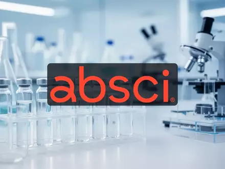 Modernes biopharmazeutisches Labor mit wissenschaftlicher Ausrüstung und klinischem Fokus. - Foto: über boerse-global.de