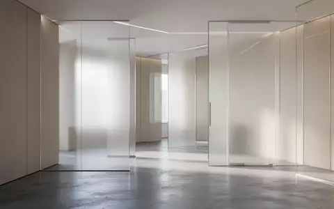 Minimalistische, moderne Architektur mit klaren Linien und natürlichem Licht, die Struktur und Ordnung symbolisiert. - Foto: über boerse-global.de