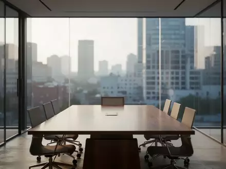 Ein minimalistischer, leerer Konferenzraum in einem modernen Büro mit Blick auf eine urbane Umgebung bei Tageslicht. - Foto: über boerse-global.de