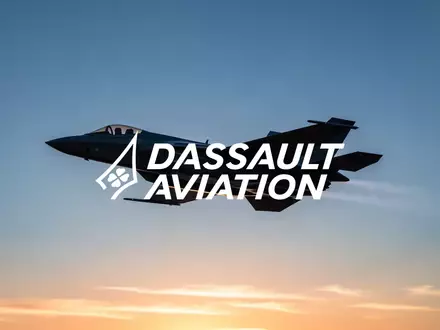 Silhouette eines modernen Kampfjets am blauen Himmel als Symbol für die Luft- und Raumfahrtindustrie. - Foto: über boerse-global.de
