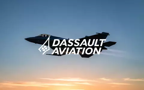 Silhouette eines modernen Kampfjets am blauen Himmel als Symbol für die Luft- und Raumfahrtindustrie. - Foto: über boerse-global.de