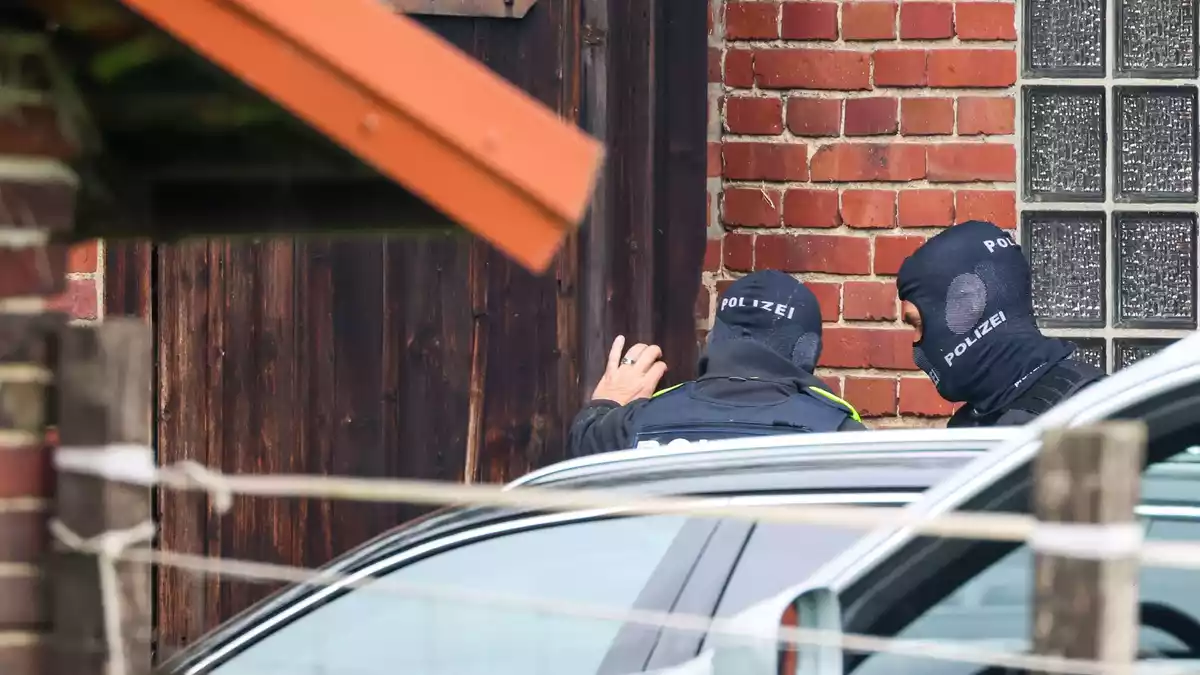 Die Polizei durchsucht das Grundstück von Ex-BND-Präsident August Hanning in Nordrhein-Westfalen.  - Bild: Christoph Reichwein/dpa