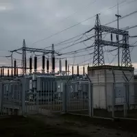Ein Hochspannungstransformatorwerk mit Sicherheitszäunen in einer Industrielandschaft bei Dämmerung. - Foto: über boerse-global.de