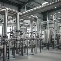 Industrielle Anlage mit Edelstahlrohrleitungen und Druckbehältern in einer modernen Fertigungsumgebung. - Foto: über boerse-global.de