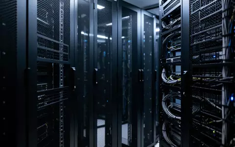 Reihen von dunklen, modernen Server-Racks in einem minimalistisch beleuchteten Rechenzentrum. - Foto: über boerse-global.de