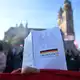 Auf dem Domplatz direkt vor dem Landtag wurde das Grundgesetz verlesen. - Bild: Hendrik Schmidt/dpa