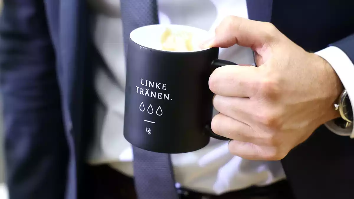 «Linke Tränen» steht auf einer Tasse, mit der Ulrich Siegmund (AfD) zur konstituierenden Sitzung des Landtags von Sachsen-Anhalt kommt. - Bild: Jan Woitas/dpa pool/dpa