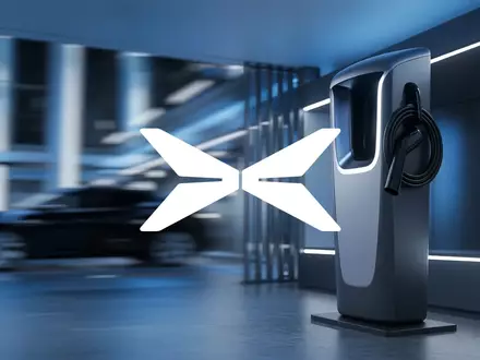 Moderne Ladestation für Elektrofahrzeuge in einem technologisch fortschrittlichen Industrieumfeld. - Foto: über boerse-global.de