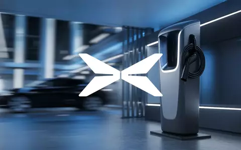 Moderne Ladestation für Elektrofahrzeuge in einem technologisch fortschrittlichen Industrieumfeld. - Foto: über boerse-global.de