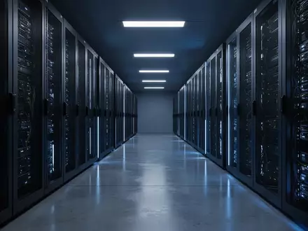 Modernes, unbelebtes Server-Archiv mit bläulicher Beleuchtung in einer reduzierten industriellen Umgebung. - Foto: über boerse-global.de