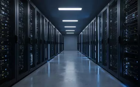 Modernes, unbelebtes Server-Archiv mit bläulicher Beleuchtung in einer reduzierten industriellen Umgebung. - Foto: über boerse-global.de