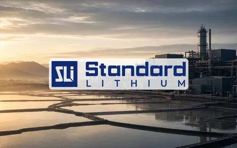 Moderne industrielle Lithium-Extraktionsanlage bei Sonnenuntergang in einer weitläufigen Landschaft. - Foto: über boerse-global.de