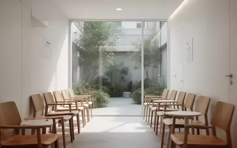 Ein heller, minimalistischer Wartebereich in einer Arztpraxis mit leeren Stühlen und Tageslicht. - Foto: über boerse-global.de